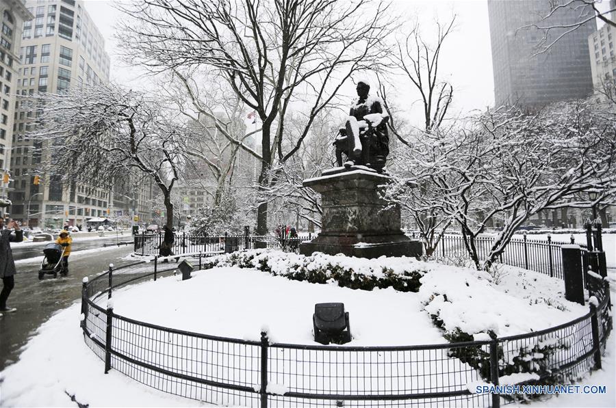 Una estatua es cubierta por la nieve en Madison Square Park en Nueva York, Estados Unidos, el 21 de marzo de 2018. Miles de vuelos fueron cancelados y escuelas públicas cerradas mientras la cuarta tormenta de nieve en tres semanas comenzó a golpear el miércoles la ciudad de Nueva York y sus áreas vecinas, de acuerdo con información de la prensa local. (Xinhua/Wang Ying)