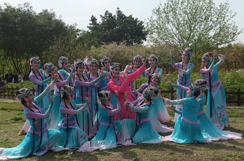 Estudiantes de la Universidad de Chongqing, provincia de Sichuan, interpretan “El jardín de las peonías” en el campus universitario. [Foto: Ye Weizheng]