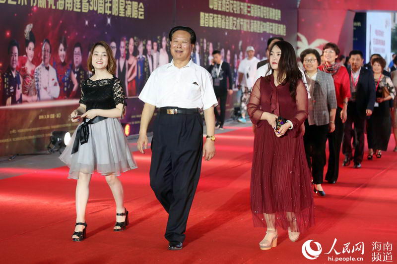 Antes de la ceremonia, los invitados posan en la alfombra roja.