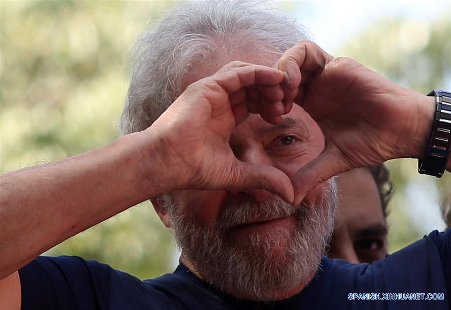 Ex presidente brasileño Lula se entrega a la policía para cumplir prisión