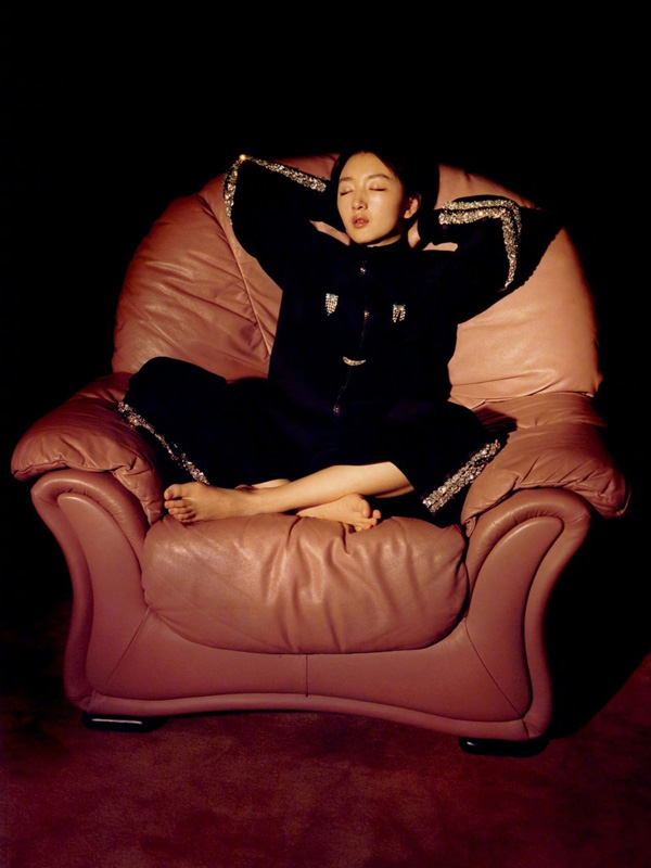Zhou Dongyu posa para una revista de moda