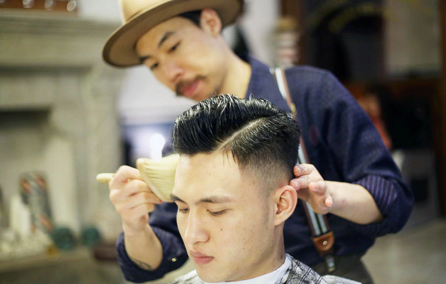 En “La barbería”, Henry realiza un peinado de antaño, Shanghai, 5 de abril del 2018. (Foto: IC)