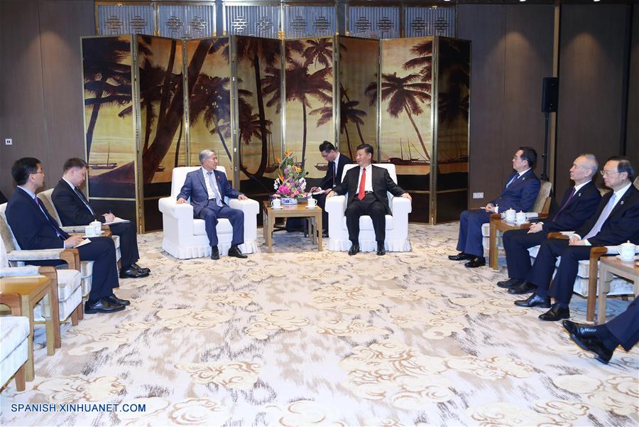 Xi Jinping se reúne con expresidente kirguís para tratar cooperación bilateral
