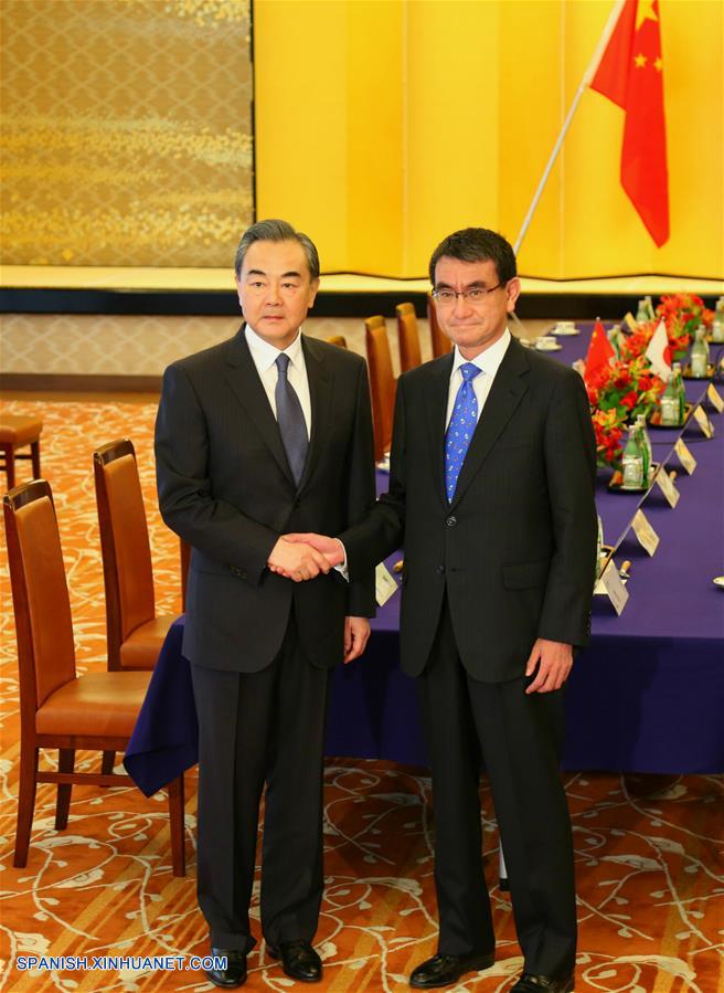 Cancilleres chino y japonés conversan sobre lazos bilaterales