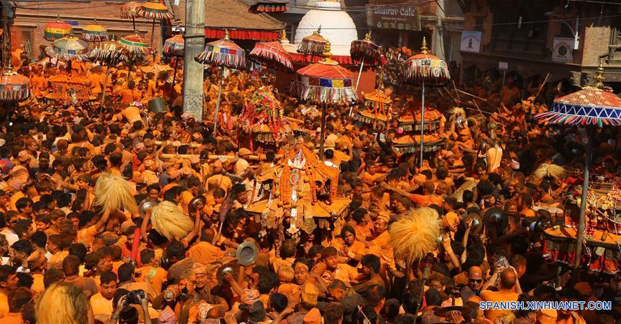 Celebración del Festival Sindoor Jatra en Nepal