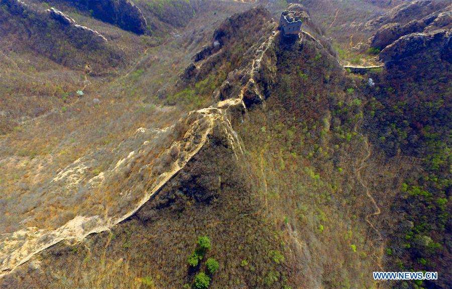 Foto aérea del 15 de abril de 2018 muestra la antigua Gran Muralla en el condado de Suizhong, Huludao, provincia de Liaoning, noreste de China. (Xinhua / Yang Qing)