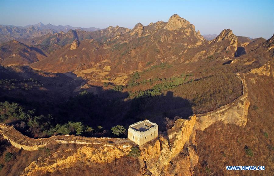 Suizhong, Huludao, Liaoning, 18/04/2018 (El Pueblo en Línea) - Foto aérea del 15 de abril de 2018 muestra la antigua Gran Muralla en el condado de Suizhong, Huludao, provincia de Liaoning, noreste de China. (Xinhua / Yang Qing)
