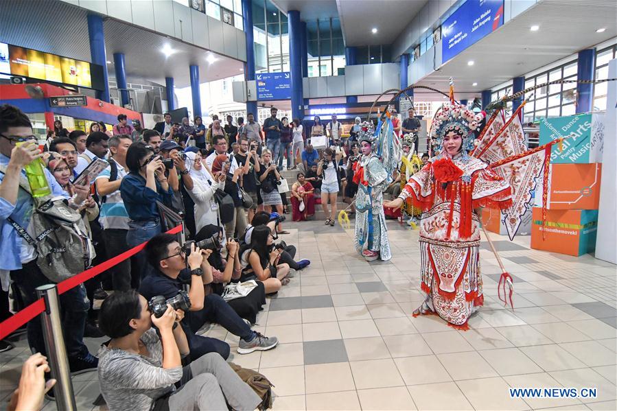 Artistas de la Compañía de Marionetas y Ópera Teochew de Malasia actúan en Kuala Lumpur