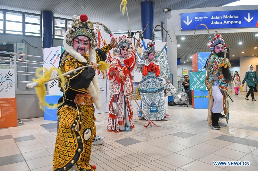 Artistas de la Compañía de Marionetas y Ópera Teochew de Malasia actúan en Kuala Lumpur