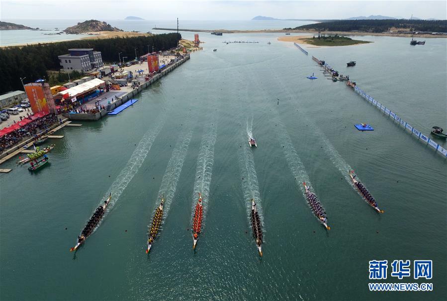 Los competidores participan en la final masculina de 200 metros durante la carrera de botes de dragón en Wanning, provincia de Hainan, sur de China, el 10 de marzo de 2016. [Foto / Xinhua]