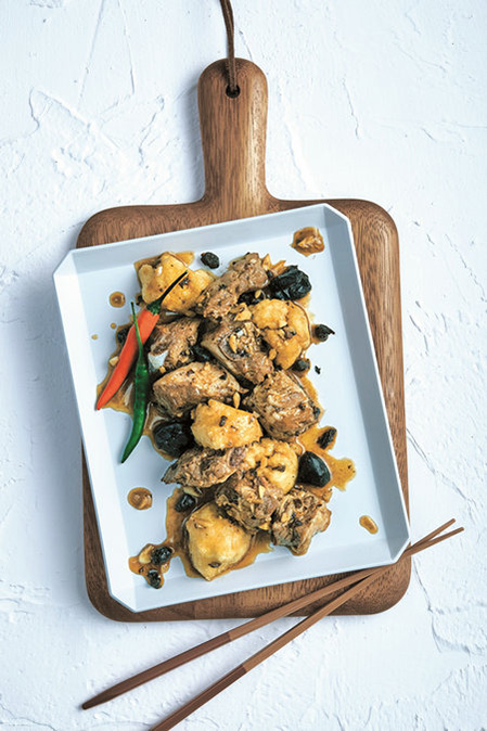 Recomendación de la chef Grace Choy: Costillas al vapor y Tofu Puff con conservas de aceitunas negras y frijoles negros. [Foto proporcionada a chinadaily.com.cn]
