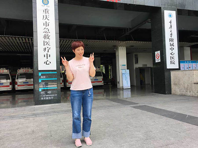 Heng posa frente al Centro Médico de Emergencia de Chongqing. [Foto proporcionada a chinadaily.com.cn]