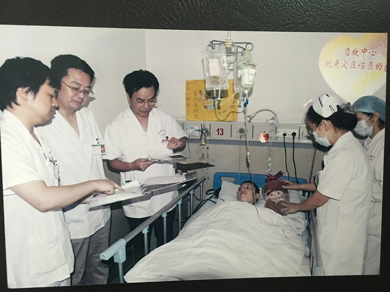 Una foto antigua muestra a Heng bajo tratamiento. [Foto proporcionada a chinadaily.com.cn]