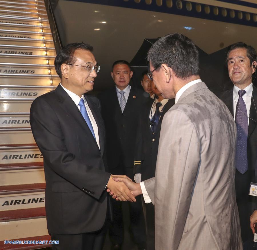 PM chino llega a Tokio en visita oficial y para reunión tripartita con Japón y República de Corea