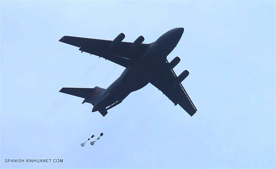 Avión pesado de transporte Y-20 realiza primera misión de entrenamiento de entrega aérea en vuelo