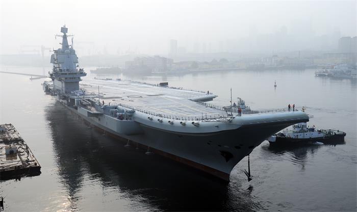Primer portaaviones construído por China inicia pruebas en el mar