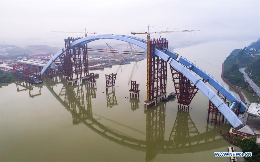 Colocan con éxito el arco medio del gran Puente Liuzhou Guantang 