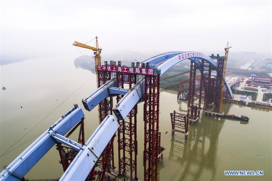 Colocan con éxito el arco medio del gran Puente Liuzhou Guantang 