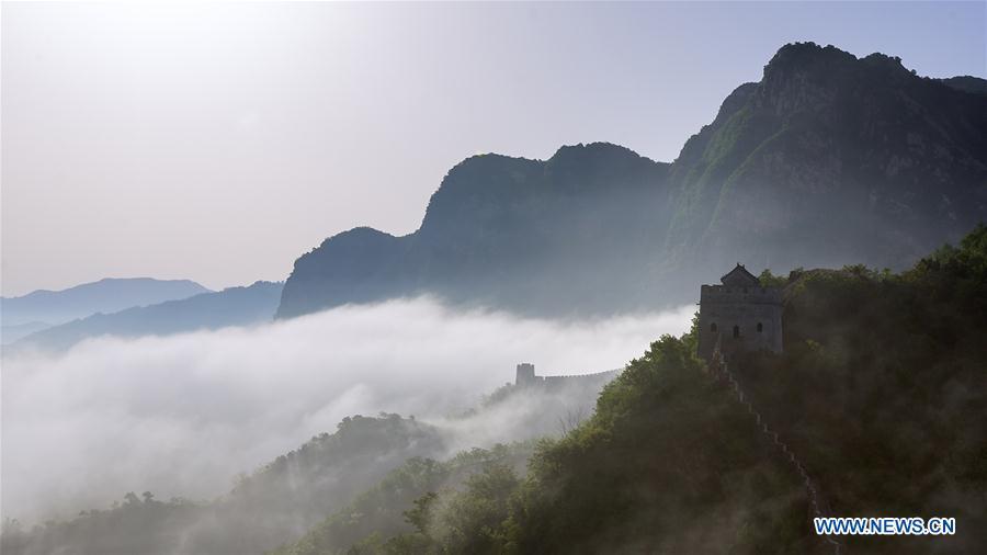 Un poético “mar de nubes” envuelve la Gran Muralla China de Tianjin