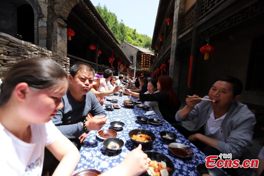Banquete con mesa larga en un festival de turismo