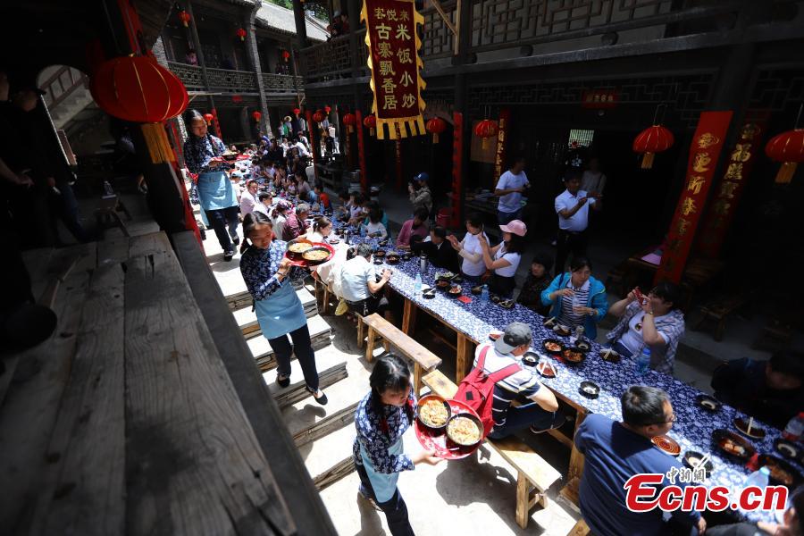 Banquete con mesa larga en un festival de turismo