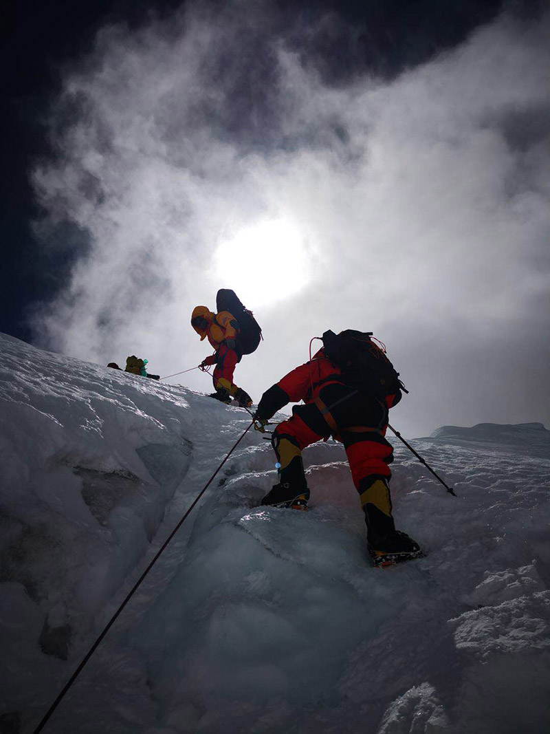 Los escaladores de la Universidad de Pekín escalan un acantilado cubierto de hielo. (Foto: proporcionada)