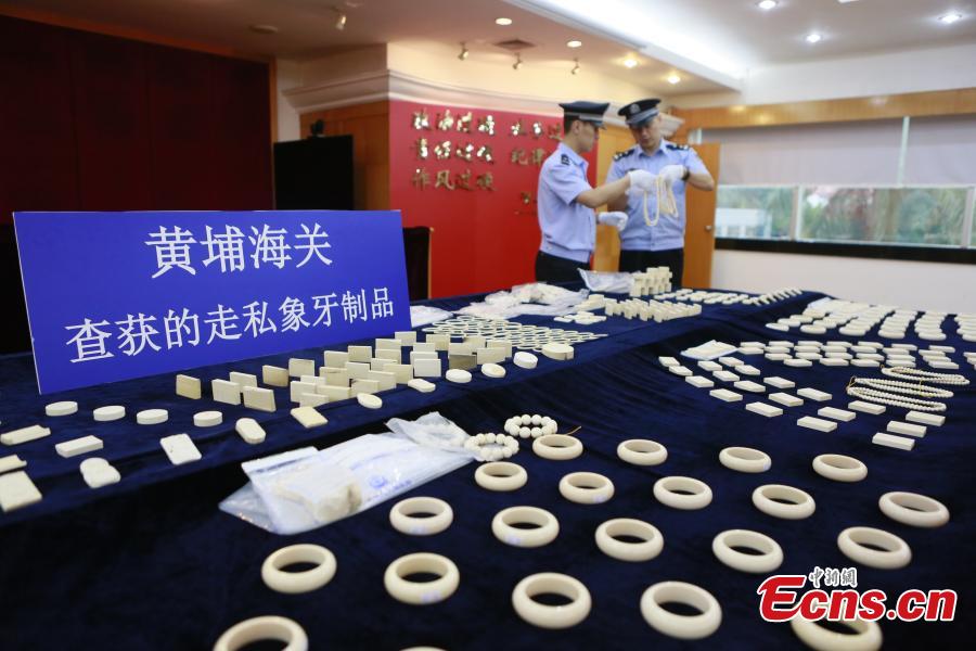 Los oficiales muestran productos de marfil de contrabando en la aduana de Huangpu. Guangzhou, provincia de Guangdong, 14 de mayo del 2018. (Foto: China News Service/ Zhang Hailong)
