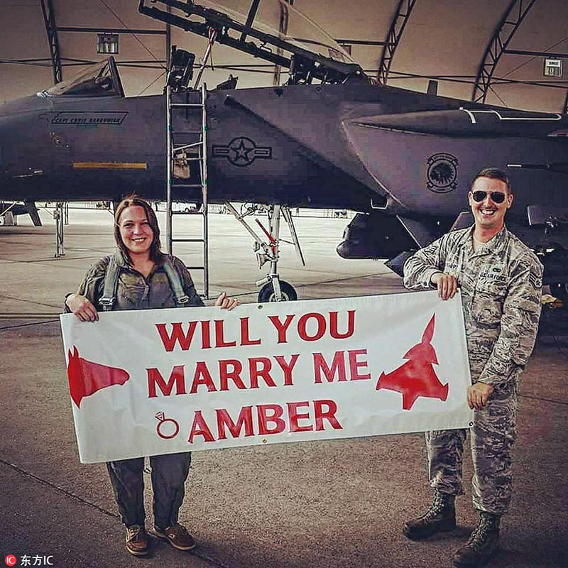 Momento encantador en el que un sargento de la Fuerzas Aéreas de Estados Unidos le propone matrimonio a su pareja en el avión de combate, después de acompañarla en su primer viaje durante una visita para cónyuges en la Base Aérea Seymour Johnson en Carolina del Norte, EE.UU, el 28 de septiembre de 2017. [Foto / IC]