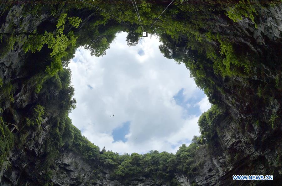 En fotos: sumidero de 290 metros de profundidad en Hubei