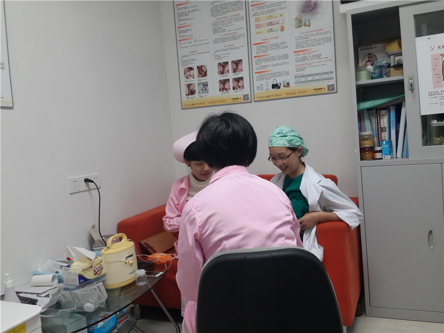 Una mujer bombea su leche materna en el Centro Médico de Mujeres y Niños de Guangzhou. [Foto proporcionada a chinadaily.com.cn]