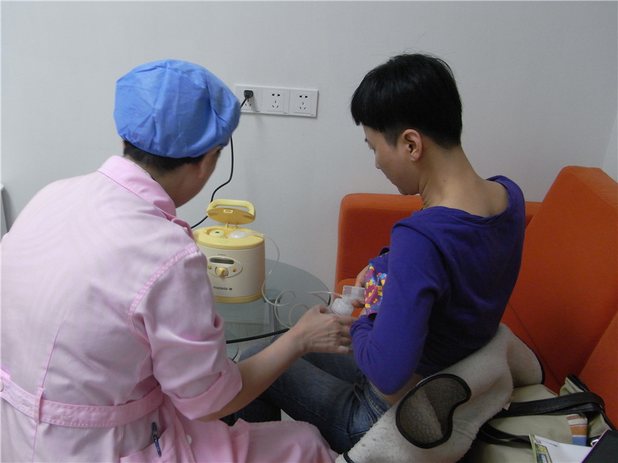 Una mujer saca leche materna en el Centro Médico de Mujeres y Niños de Guangzhou. [Foto proporcionada a chinadaily.com.cn]