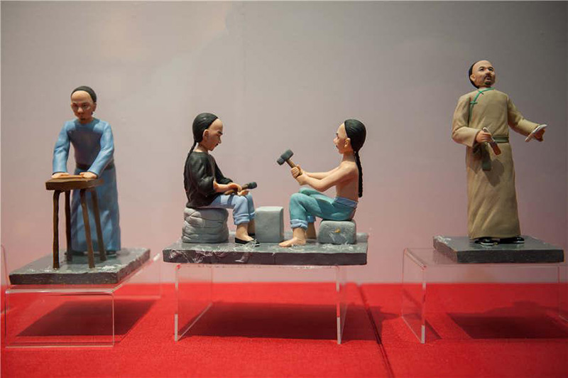 Las figurillas muestran a gente en la antigüedad haciendo el brocado yunjin. (Foto cedida a chinadaily.com.cn)