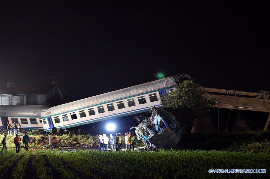 Choque de tren con camión deja 2 muertos y 23 heridos en norte de Italia
