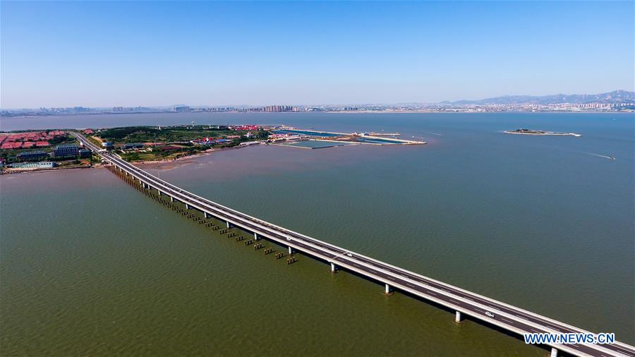 Vista aérea del puente de la Bahía de Jiaozhou en Qingdao