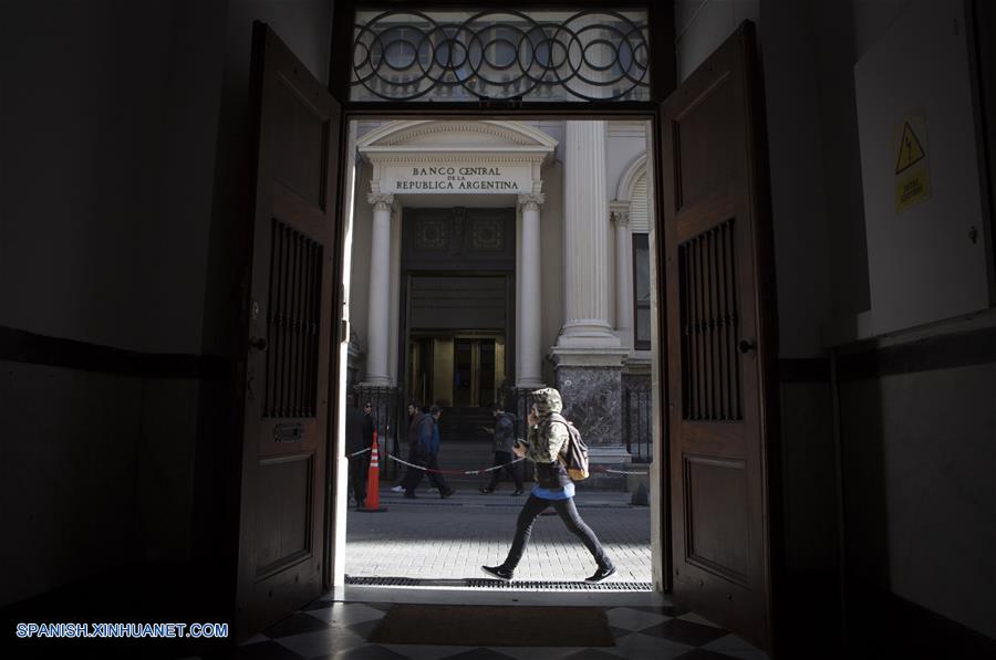 BUENOS AIRES, junio 8, 2018 (Xinhua) -- Una persona camina frente a la sede del Banco Central de la República Argentina, en Buenos Aires, capital de Argentina, el 8 de junio de 2018. El dólar estadounidense subió el viernes 50 centavos en Argentina para situarse en 26.01 pesos argentinos por unidad en el mercado minorista de venta al público, según el promedio realizado por el Banco Central, alcanzando su máximo histórico. En la primera jornada de oferta tras el anuncio sobre el crédito de 50,000 millones de dólares que dará el Fondo Monetario Internacional (FMI) a Argentina, el dólar mayorista o interbancario rebasó el límite de los 25 pesos establecido por el Banco Central de la República Argentina (BCRA). (Xinhua/Martín Zabala)