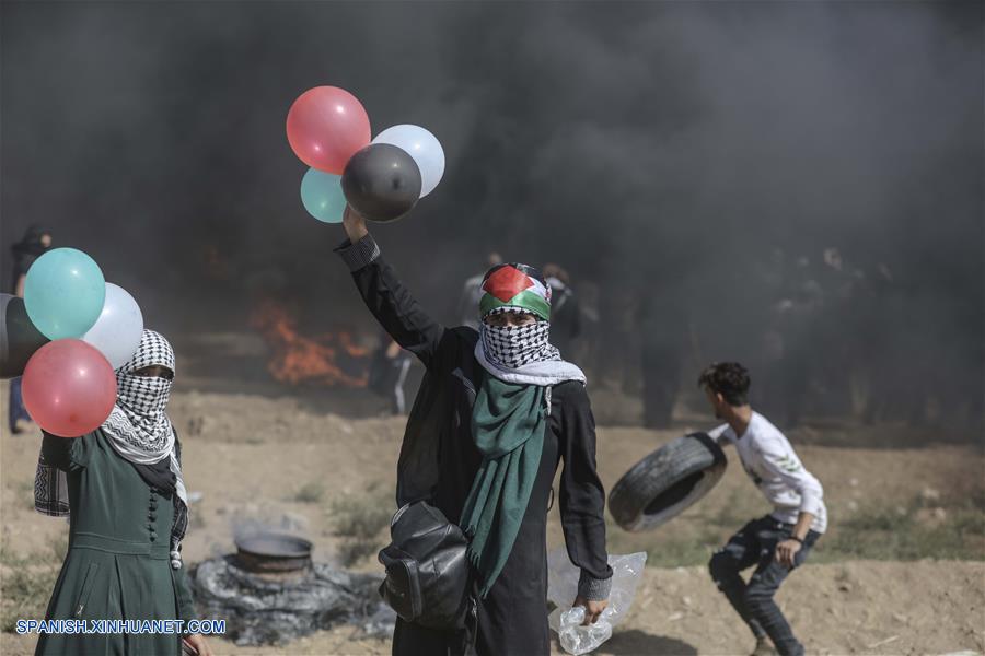 GAZA, junio 8, 2018 (Xinhua) -- Mujeres palestinas participan en una protesta en la frontera entre Gaza e Israel, en el este de la Ciudad de Gaza, el 8 de junio de 2018. Al menos cuatro manifestantes palestinos murieron y 618 resultaron heridos por soldados israelíes durante los enfrentamientos ocurridos el viernes cerca de la frontera Israel-Gaza, dijeron fuentes palestinas. (Xinhua/Wissam Nassar)