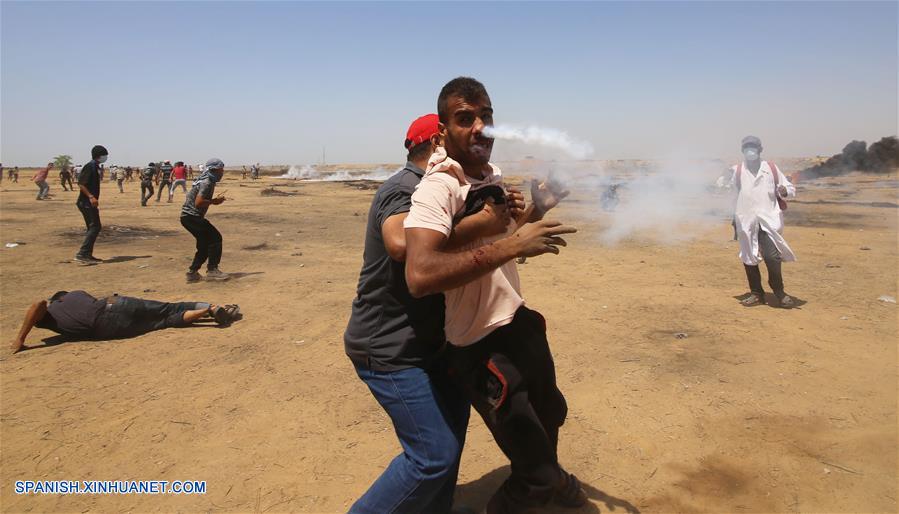 GAZA, junio 8, 2018 (Xinhua) -- Un manifestante palestino herido reacciona cuando es golpeado en el rostro por una lata de gas lacrimógeno disparada por los soldados israelíes, en la frontera de Gaza e Israel, en el este de la ciudad de Khan Younis del sur de la Franja de Gaza, el 8 de junio de 2018. (Xinhua/Khaled Omar)