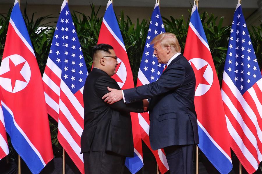Kim y Trump se dan un apretón de manos antes de histórica cumbre entre RPDC y EEUU