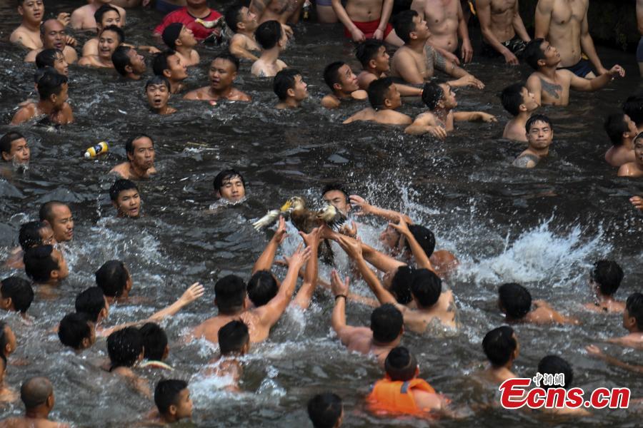 Se celebra la tradición de agarrar patos en una ciudad de Hunan