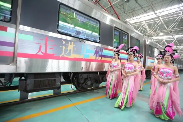 Decoran vagones de metro con elementos culturales chinos antiguos en Xi'an