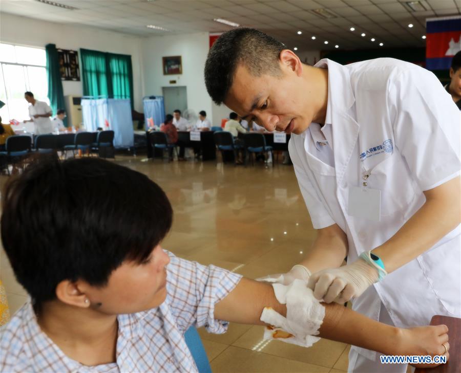 Equipo médico chino brinda servicio gratuito en Camboya