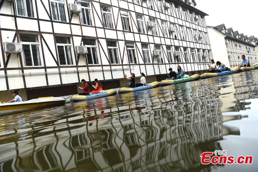Un canal artificial atrae a los visitantes al distrito vinícola de Chongqing