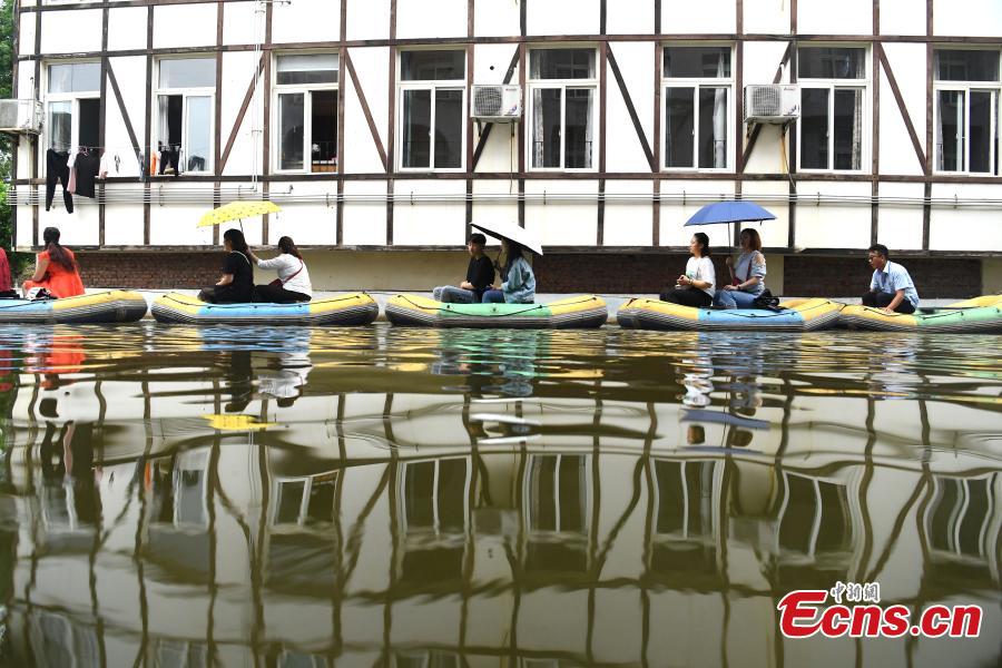 Un canal artificial atrae a los visitantes al distrito vinícola de Chongqing