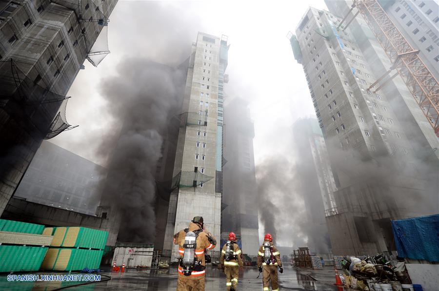 SEJONG, junio 26, 2018 (Xinhua) -- Bomberos trabajan en el sitio de construcción donde se registra un incendio, en Sejong, República de Corea, el 26 de junio de 2018. Tres personas han sido confirmadas muertas y otras 37 han resultado heridas en un incendio accidental registrado en una obra en el centro de la República de Corea, reportaron el martes los medios locales. (Xinhua/Newsis)