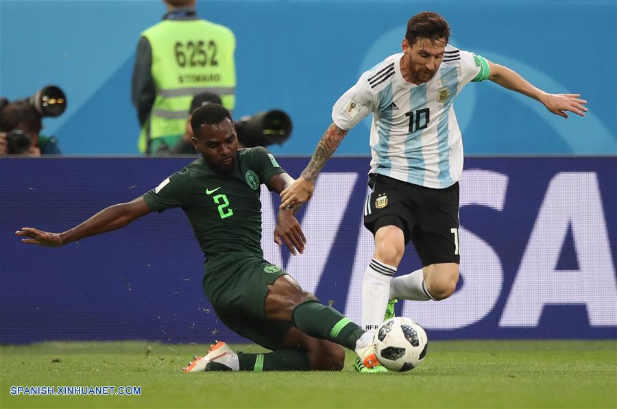 SAN PETERSBURGO, junio 26, 2018 (Xinhua) -- El jugador Bryan Idowu (i), de Nigeria, disputa el balón con Lionel Messi (d), de Argentina, durante el partido del Grupo D de la Copa Mundial de la FIFA Rusia 2018, en San Petersburgo, Rusia, el 26 de junio de 2018. (Xinhua/Wu Zhuang)
