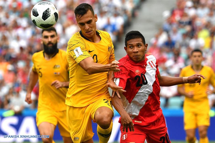 SOCHI, junio 26, 2018 (Xinhua) -- El jugador Trent Sainsbury (i-frente), de Australia, disputa el balón con Edison Flores (d-frente), de Perú, durante el partido del Grupo C de la Copa Mundial de la FIFA Rusia 2018, en Sochi, Rusia, el 26 de junio de 2018. (Xinhua/Chen Cheng)