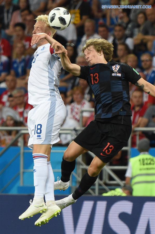 ROSTOV DEL DON, junio 26, 2018 (Xinhua) -- El jugador Hordur Magnusson (i), de Islandia, disputa el balón con Tin Jedvaj (d), de Croacia, durante el partido del Grupo D de la Copa Mundial de la FIFA Rusia 2018, en Rostov del Don, Rusia, el 26 de junio de 2018. (Xinhua/He Canling)