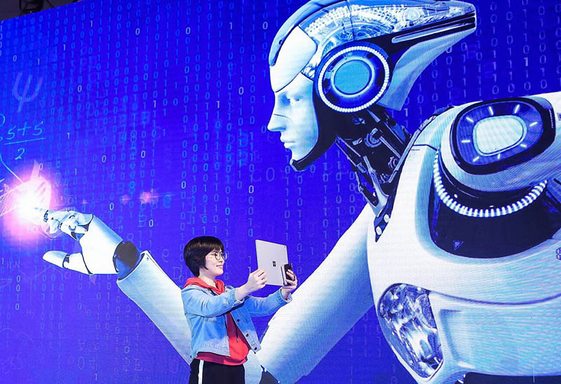 Una estudiante prueba el sistema de aprendizaje habilitado con inteligencia artificial de Hyphen en una conferencia de la marca en Beijing a principios de este año. [Foto proporcionada a China Daily]