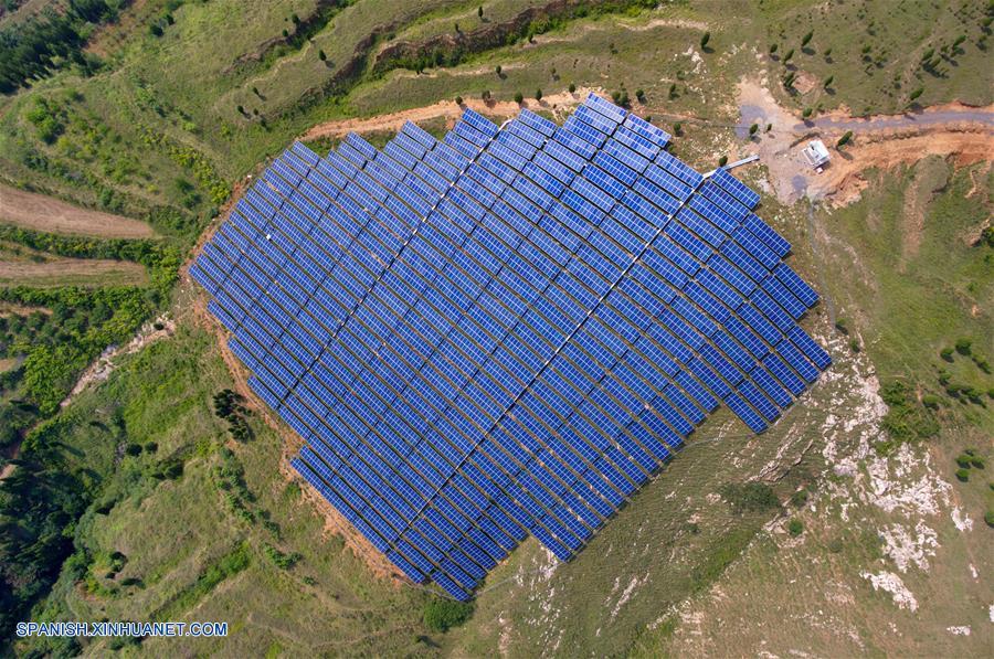 Shanxi: Vista aérea de una planta de energía fotovoltaica