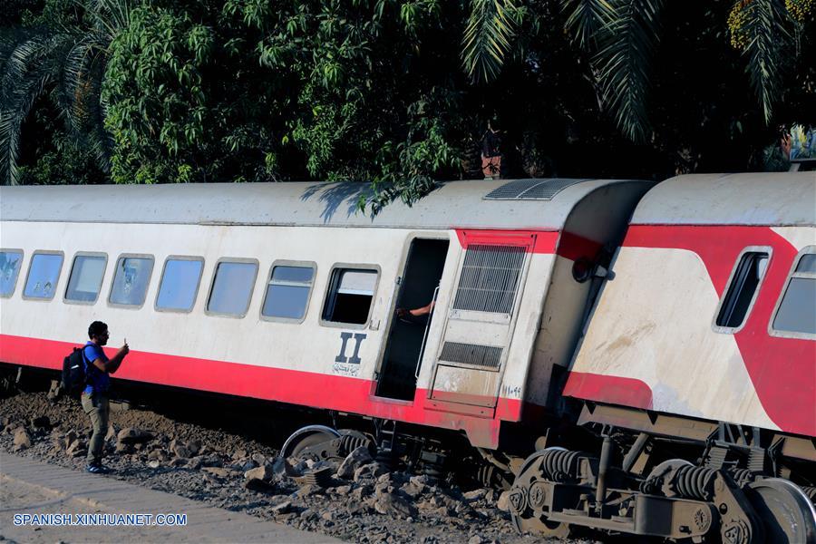 GUIZA, julio 13, 2018 (Xinhua) -- Un egipcio toma fotografías en el lugar del accidente donde un tren descarriló, en Guiza, Egipto, el 13 de julio de 2018. Al menos 34 personas resultaron heridas cuando un tren egipcio descarriló el viernes cerca de Guiza al sur de la capital egipcia de El Cairo, informó la agencia de noticias oficial MENA. (Xinhua/Ahmed Gomaa)